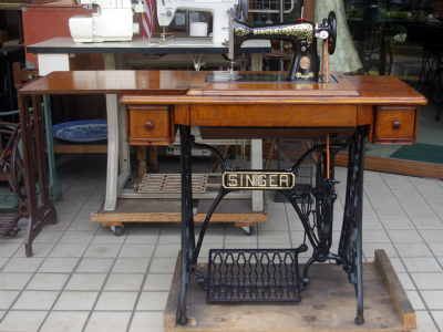 SINGER 15K シンガー製 薔薇ブーケ柄 鋳物網脚の足踏みミシン