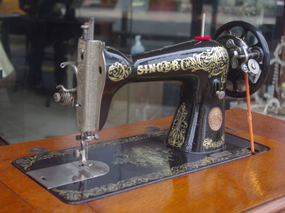 SINGER 15K シンガー製 薔薇ブーケ柄 鋳物網脚の足踏みミシン