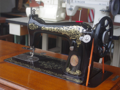 SINGER 15K シンガー製 薔薇ブーケ柄 鋳物網脚の足踏みミシン
