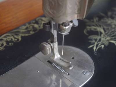 SINGER 15K シンガー製 薔薇ブーケ柄 鋳物網脚の足踏みミシン