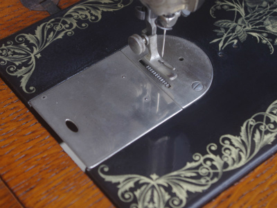 SINGER 15K シンガー製 薔薇ブーケ柄 鋳物網脚の足踏みミシン