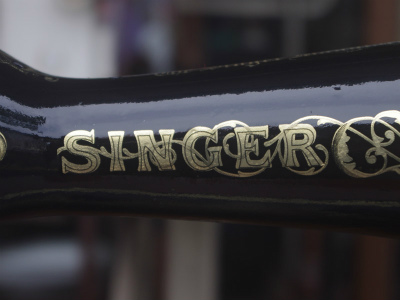 SINGER 15K シンガー製 薔薇ブーケ柄 鋳物網脚の足踏みミシン