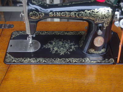 SINGER 15K シンガー製 薔薇ブーケ柄 鋳物網脚の足踏みミシン