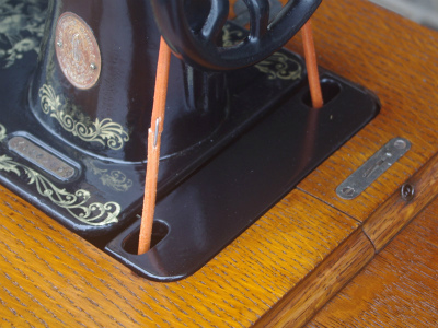 SINGER 15K シンガー製 薔薇ブーケ柄 鋳物網脚の足踏みミシン