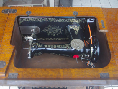 SINGER 15K シンガー製 薔薇ブーケ柄 鋳物網脚の足踏みミシン