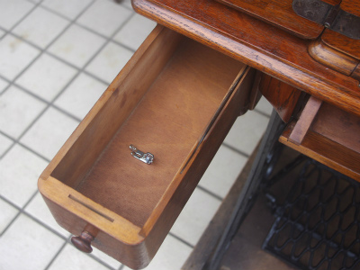 SINGER 15K シンガー製 薔薇ブーケ柄 鋳物網脚の足踏みミシン