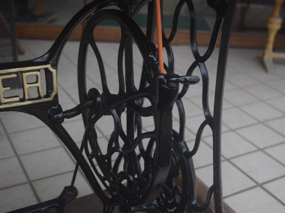 SINGER 15K シンガー製 薔薇ブーケ柄 鋳物網脚の足踏みミシン