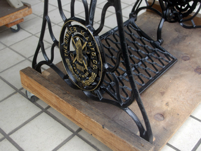 SINGER 15K シンガー製 薔薇ブーケ柄 鋳物網脚の足踏みミシン