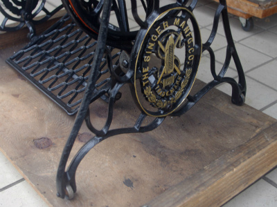 SINGER 15K シンガー製 薔薇ブーケ柄 鋳物網脚の足踏みミシン