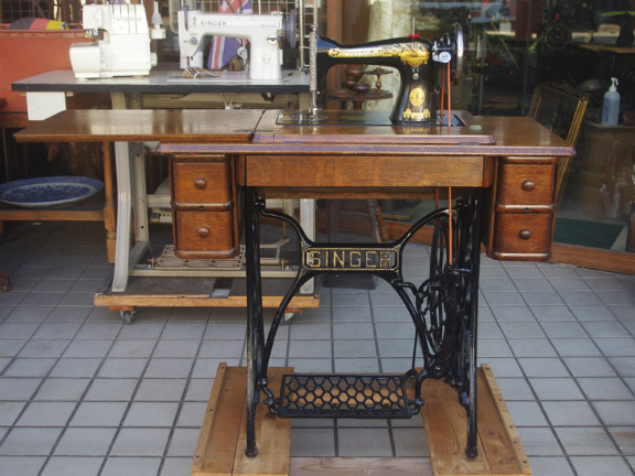 SINGER 15K シンガー製 オーク仕様 2段引き出しの足踏みミシン SINGER 15K シンガー製 オーク仕様 2段引き出しの足踏みミシン