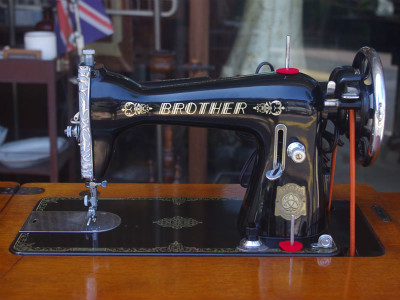 BROTHER ブラザー製 ライト付 家庭用足踏みミシン