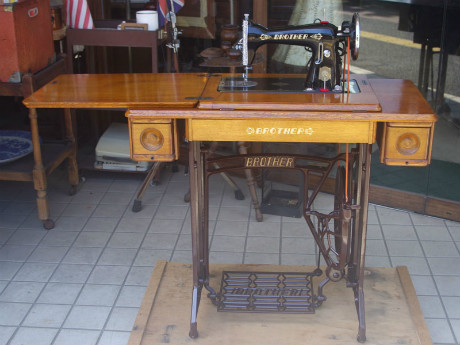 BROTHER ブラザー製 ライト付 家庭用足踏みミシン