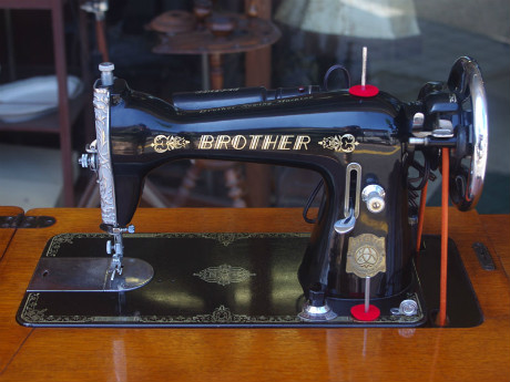 BROTHER ブラザー製 ライト付 家庭用足踏みミシン
