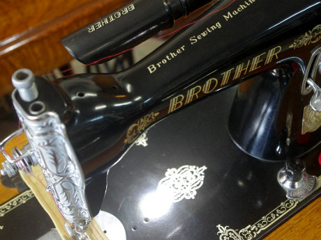 BROTHER ブラザー製 ライト付 家庭用足踏みミシン