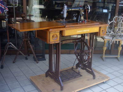 BROTHER ブラザー製 ライト付 家庭用足踏みミシン