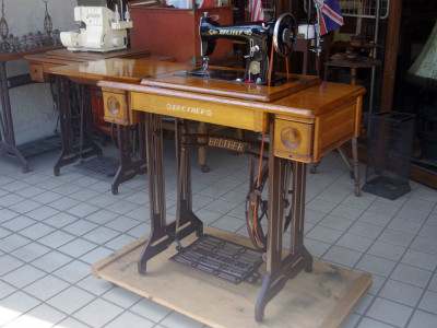 BROTHER ブラザー製 ライト付 家庭用足踏みミシン