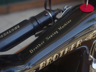 BROTHER ブラザー製 ライト付 家庭用足踏みミシン