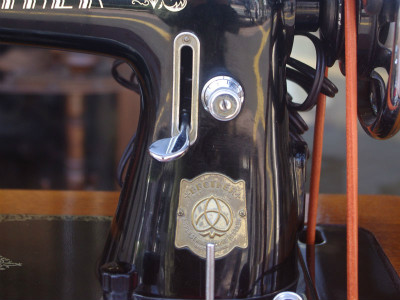 BROTHER ブラザー製 ライト付 家庭用足踏みミシン