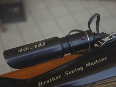 BROTHER ブラザー製 ライト付 家庭用足踏みミシン