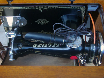 BROTHER ブラザー製 ライト付 家庭用足踏みミシン