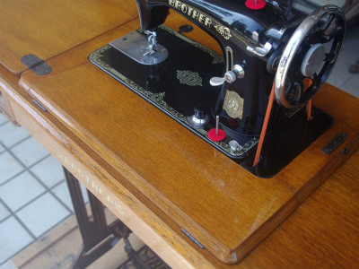 BROTHER ブラザー製 ライト付 家庭用足踏みミシン