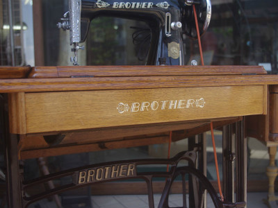 BROTHER ブラザー製 ライト付 家庭用足踏みミシン