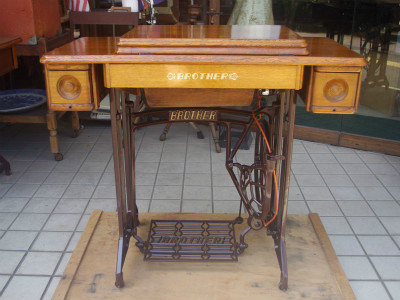 BROTHER ブラザー製 ライト付 家庭用足踏みミシン