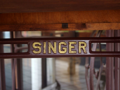 SINGER 15U フルレストア｜飴色キャビネット・静音仕上げ 足踏みミシン