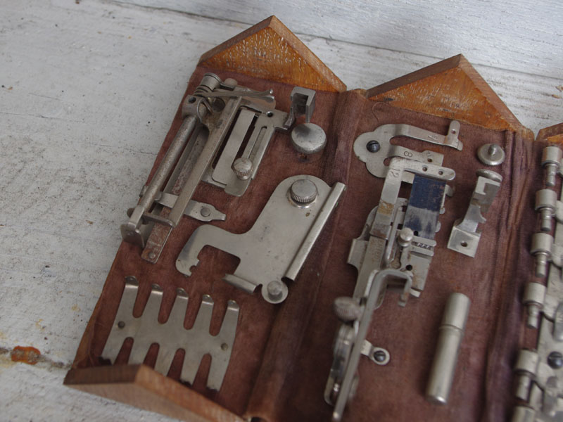 No.919 SINGER シンガー製 アタッチメントパズルボックス：アンティークミシン修理士の工房 足踏みミシン・手回しミシンのミシン一番店