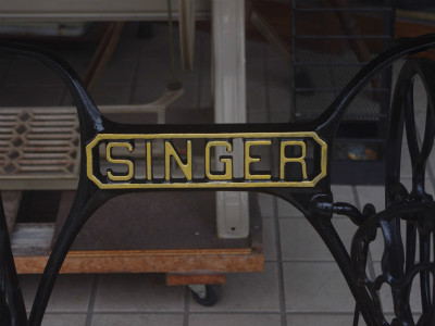 SINGER シンガー足踏みミシンの鉄脚テーブル