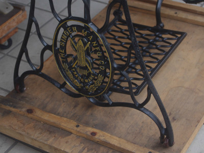 SINGER シンガー足踏みミシンの鉄脚テーブル