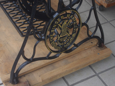 SINGER シンガー足踏みミシンの鉄脚テーブル