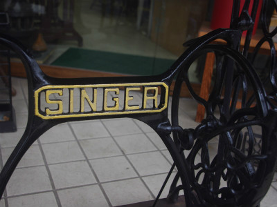 SINGER シンガー足踏みミシンの鉄脚テーブル