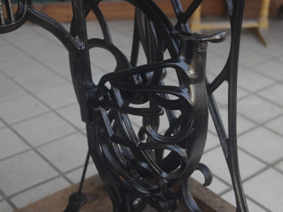 SINGER シンガー足踏みミシンの鉄脚テーブル