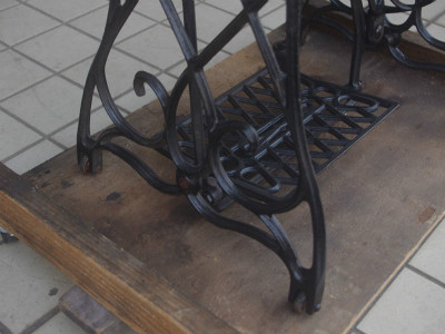 SINGER シンガー足踏みミシンの鉄脚テーブル