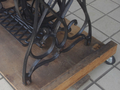 SINGER シンガー足踏みミシンの鉄脚テーブル