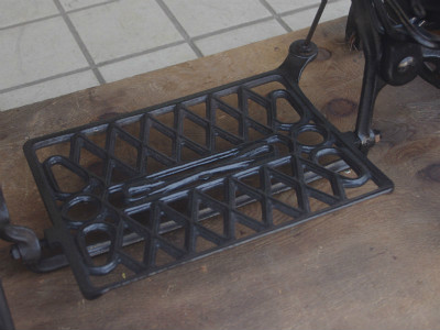 SINGER シンガー足踏みミシンの鉄脚テーブル